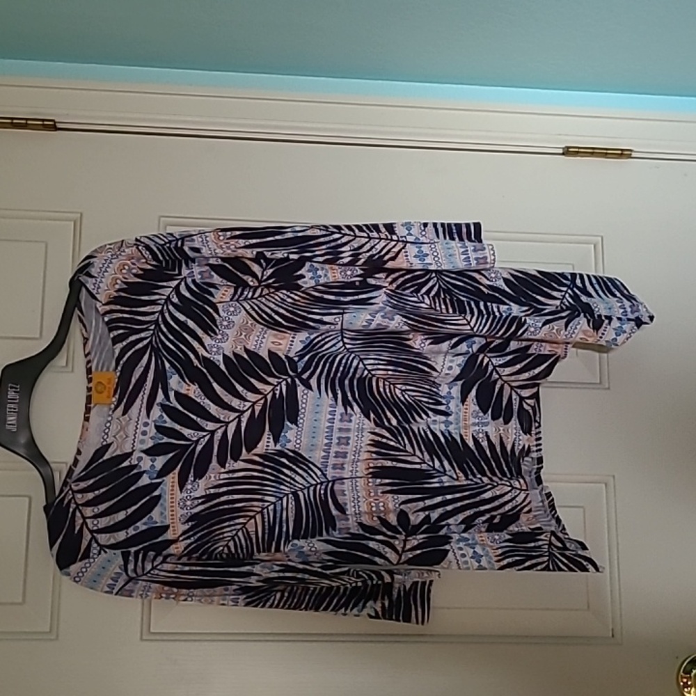 top , lightweight Shark Bite Hem looks great on . gently Worn